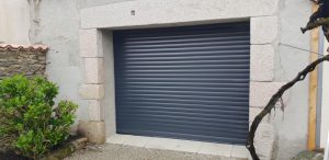 Porte de garage enroulable teintée d'un RAL 7016 Gris anthracite posée par ADECI