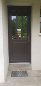 Porte d'entrée bois teintée d'un Brun Gris 8019 installée par ADECI