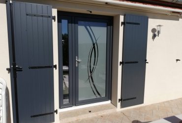 Porte d'entrée PVC à grand vitrage avec tierce fixe vitrée, et volets battants aluminium assortis, le tout en Gris anthracite 7016, installé par Habitat Plus sur une maison de Vichy