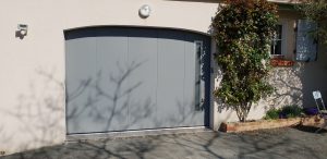 Porte de garage latérale grise modèle Louxor avec hublots aluminium Regard, posée par ADECI, installateur Solabaie
