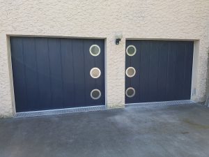 Portes de garage latérales symétriques Gris anthracite 7016 à hublots installées par ADECI