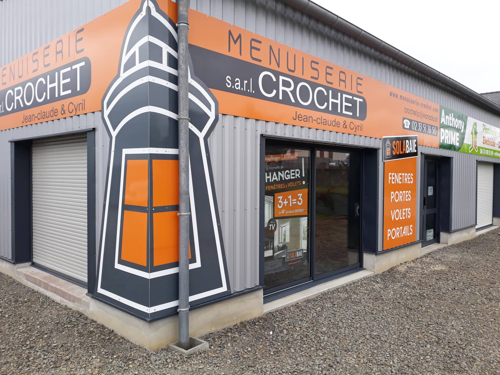 Vue de biais avec le phare près de l'entrée du magasin de la Menuiserie Crochet à Saint-James
