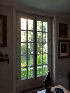 Réalisations de Solabaie Saint-Ouen-l'Aumône : Fenêtre blanche à petits bois avec une fausse crémone noire