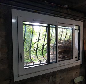 Réalisations de Solabaie Saint-Ouen-l'Aumône : Fenêtre coulissante alu blanche en sous-sol