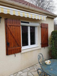 Réalisations de Solabaie Saint-Ouen-l'Aumône : Fenêtre PVC blanche avec volet roulant solaire à coffre rénovation à enroulement extérieur
