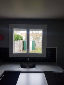 Réalisations de Solabaie Saint-Ouen-l'Aumône : Fenêtre PVC blanche installée dans une cuisine et vue de l'intérieur