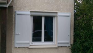 Réalisations de Solabaie Saint-Ouen-l'Aumône : Fenêtre PVC blanche à volet roulant solaire