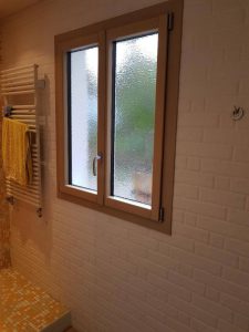 Réalisations de Solabaie Saint-Ouen-l'Aumône : Pose dans une salle de bain d'une fenêtre mixte gamme SO' intérieur bois extérieur aluminium dans une salle de bain avec un vitrage décoratif