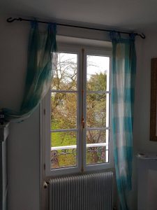 Réalisations de Solabaie Saint-Ouen-l'Aumône : Fenêtre bois blanche et crémone décorative en laiton