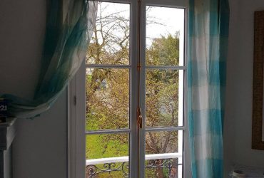 Réalisations de Solabaie Saint-Ouen-l'Aumône : Fenêtre bois blanche et crémone décorative en laiton