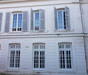 Réalisations de Solabaie Saint-Ouen-l'Aumône : Fenêtres cintrées blanches à façade bois