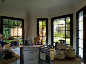 Réalisations de Solabaie Saint-Ouen-l'Aumône : Fenêtres mixtes gamme SO' bicolores et à petits bois, intérieur alu gris anthracite et extérieur alu blanc