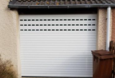 Réalisations de Solabaie Saint-Ouen-l'Aumône : Porte de garage enroulable blanche à lames hublots