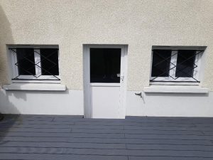 Réalisations de Solabaie Saint-Ouen-l'Aumône : Pose de fenêtres PVC et d'une porte de service PVC blanche semi-vitrée