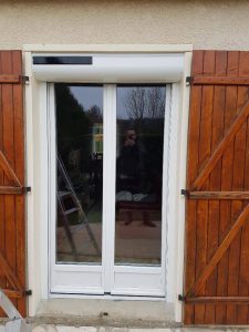 Réalisations Solabaie Saint-Ouen-l'Aumône : Installation d'une porte fenêtre PVC et de son volet roulant solaire à coffre rénovation à enroulement extérieur