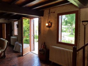 Réalisations de Solabaie Saint-Ouen-l'Aumône : Vue de l'intérieur d'une maison au caractère authentique et traditionnelle, avec la pose de fenêtres et porte d'entrée bois vitrée